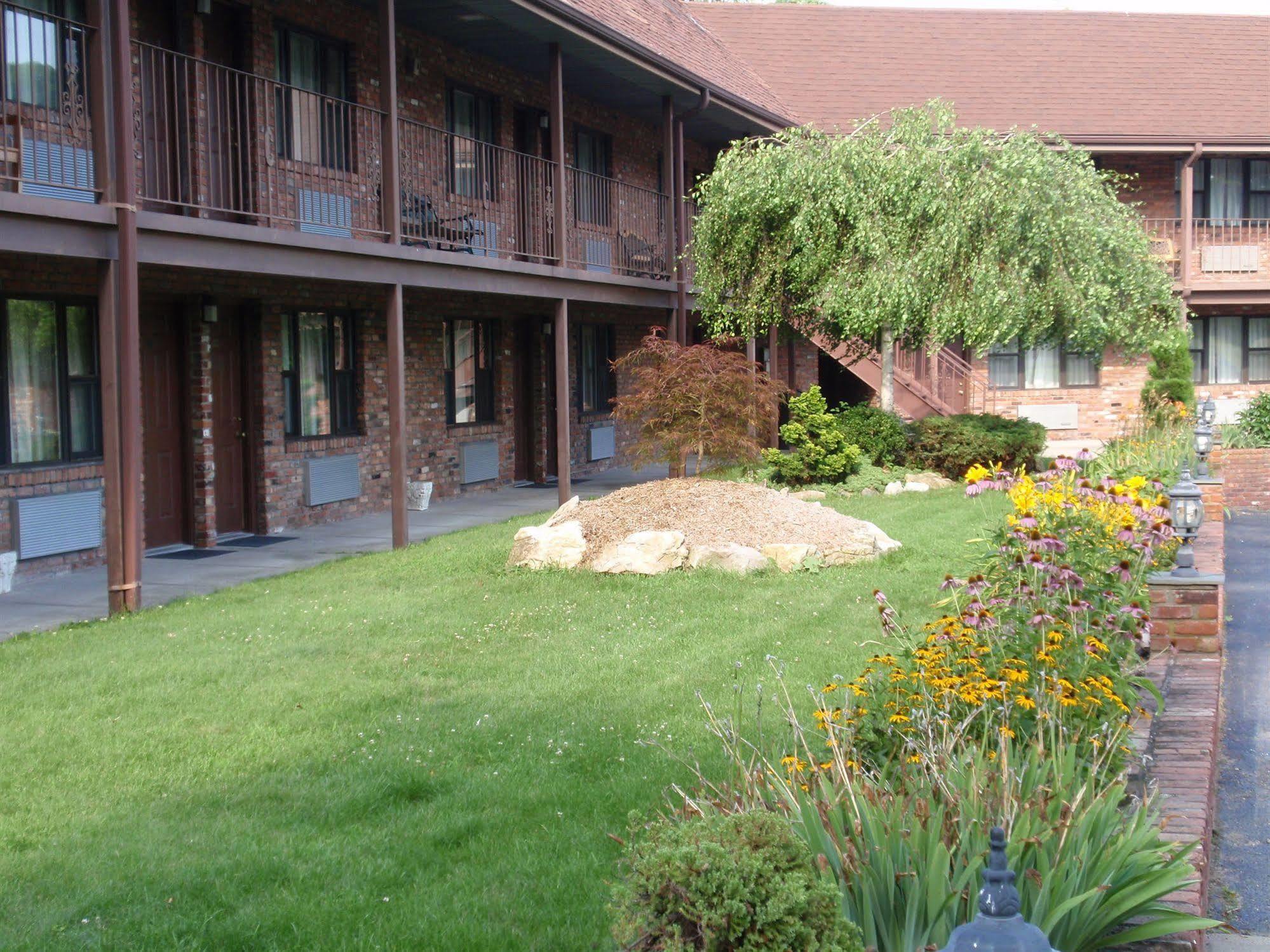 Chalet Inn&Suites Centerport Exterior foto